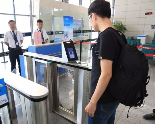 部份動車火車站已使用人臉識別閘機。網圖