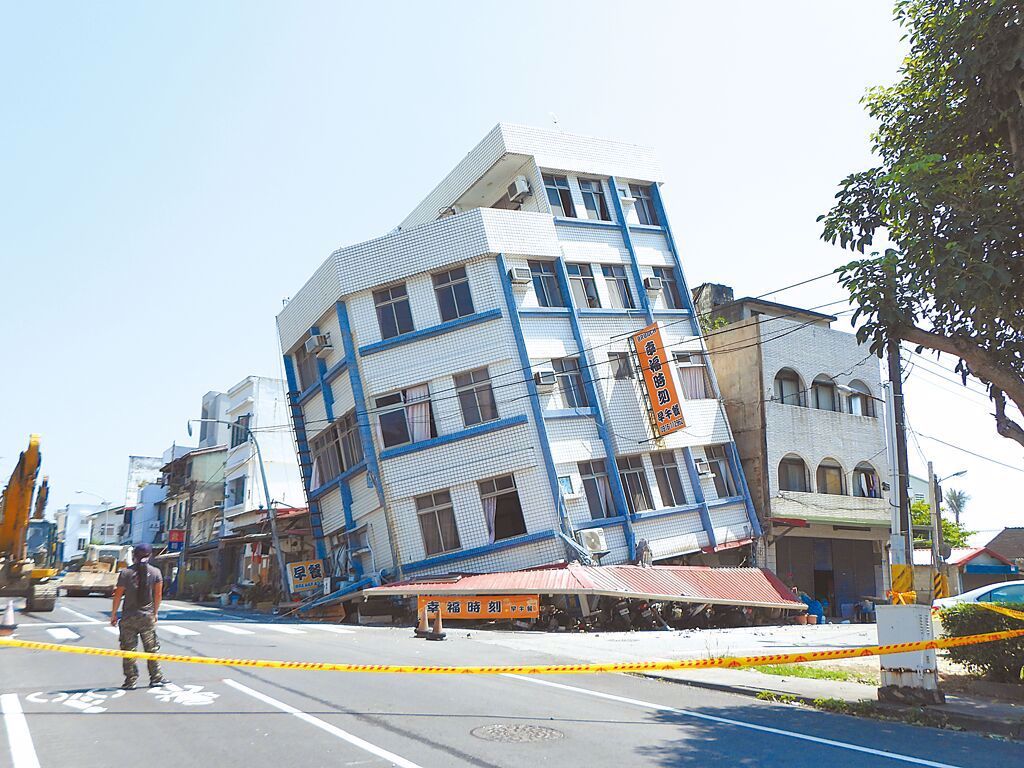 台湾花莲地震，早餐店被压垮。