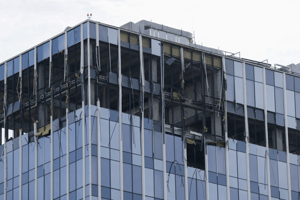 图为 2023 年 7 月 24 日俄罗斯莫斯科发生无人机袭击事件后受损的建筑。路透社