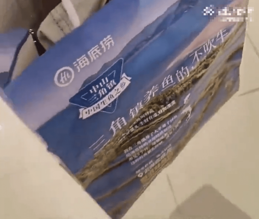 最後,女食客帶走店內的免費小食和零食。 最後,女食客帶走店內的免費小食和零食。