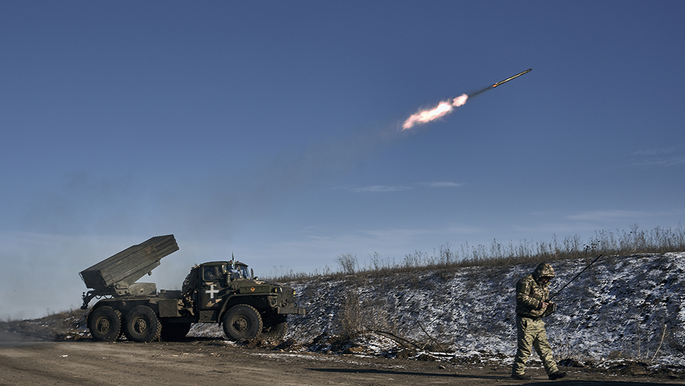 烏軍多管火箭炮向俄羅斯在烏克蘭頓涅茨克地區索列達爾附近前線的陣地發射火箭。AP