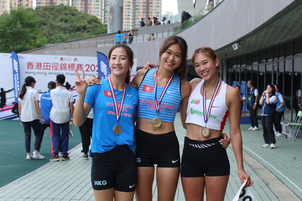 3位女子跳高头3名，右起：季军的邓伊程、冠军的锺慧欣及亚军的张静岚。