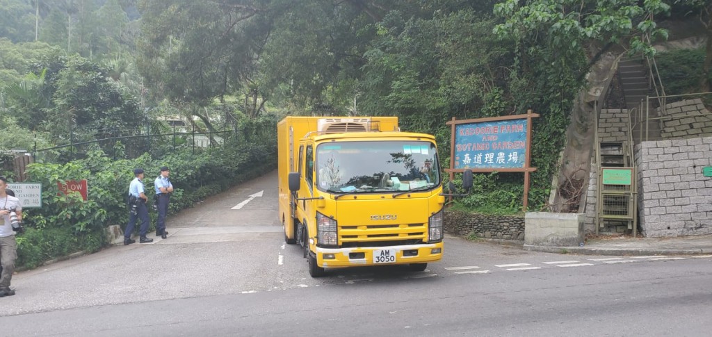 黑箱車將搜索到的死者殘肢移送殮房。 楊偉亨攝