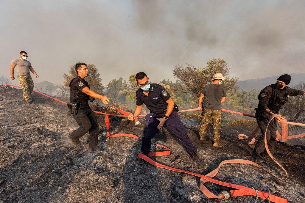 希腊当局出动逾260消防员救火，并派出18架飞机支持扑火。路透社