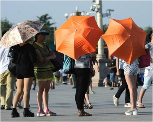 溫度上升,市民都換上夏裝。網圖