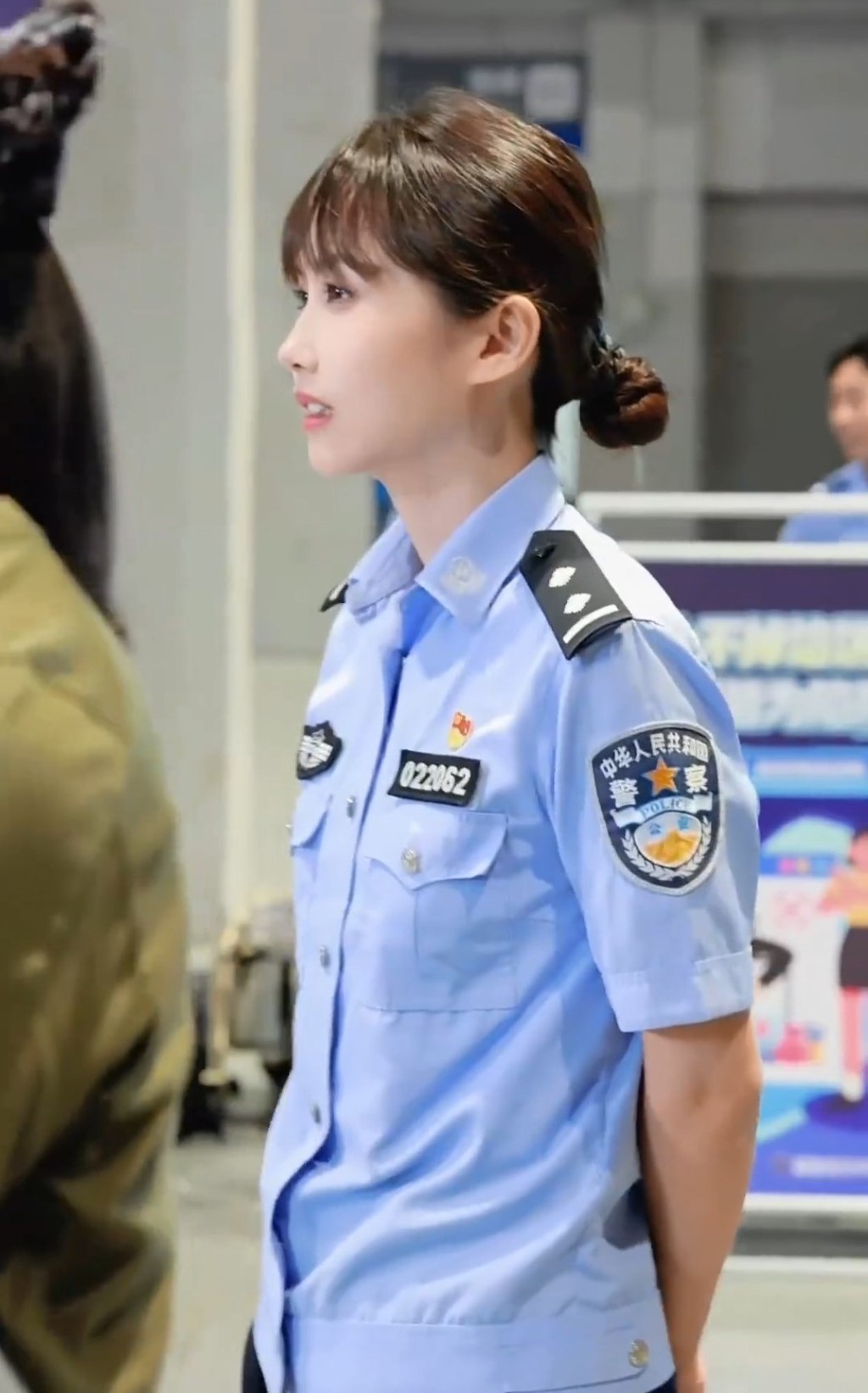 酷似邱淑貞的上海女警。微博@信信