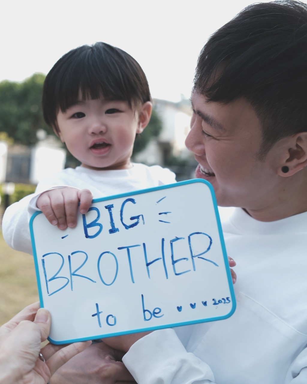 Kobe拿著一塊寫有「BIG BROTHER to be…2025」的白板，代表他即將要做大哥哥了。