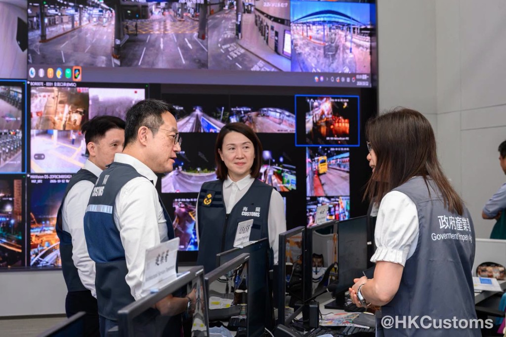 服務市民37年的落馬洲管制站亦完成其歷史任務，海關人員緊守崗位為最後一批旅客和車輛完成清關。海關Facebook 圖片