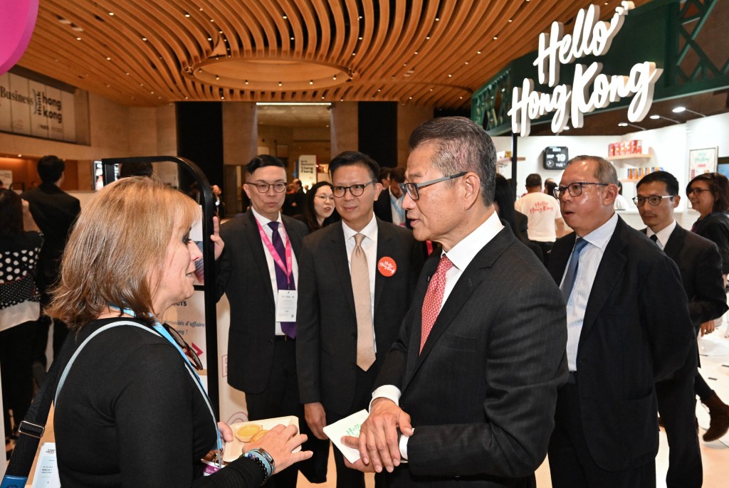 陈茂波出席贸发局于法国巴黎举行的推广活动，与参展商交流。