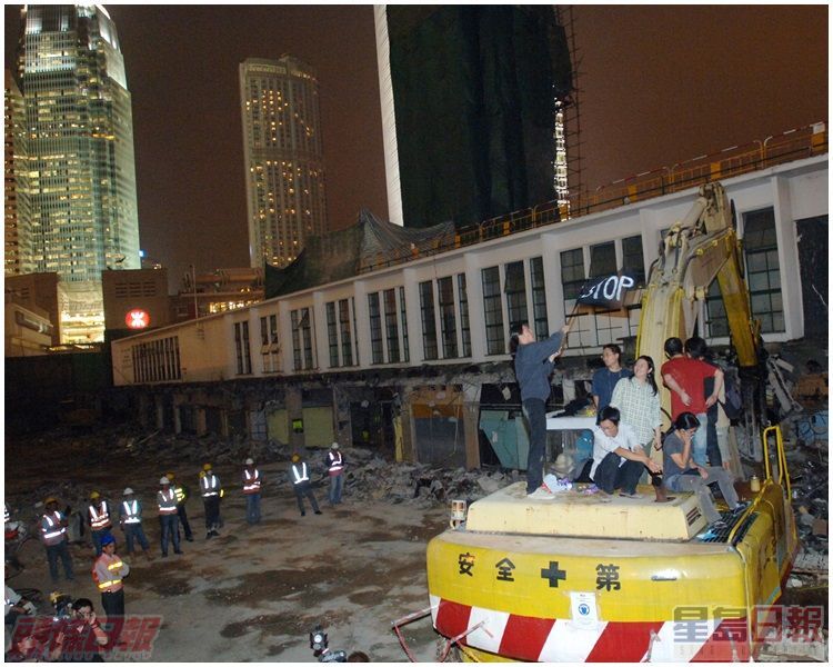 有市民佔據工程車,圖阻止拆卸行動。資料圖片