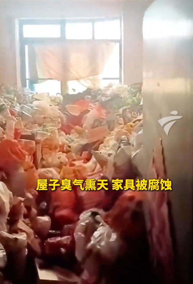 走佬租客留下的垃圾，房东需租用吊鸡车才能清走。粤TＶ