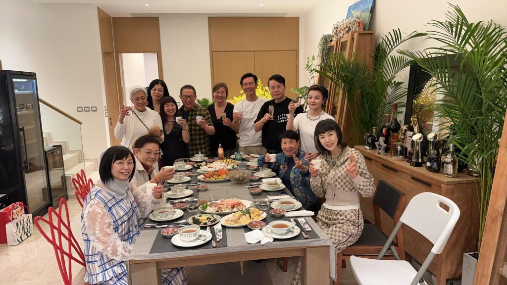 容納十多人仍有空間。 容納十多人仍有空間。