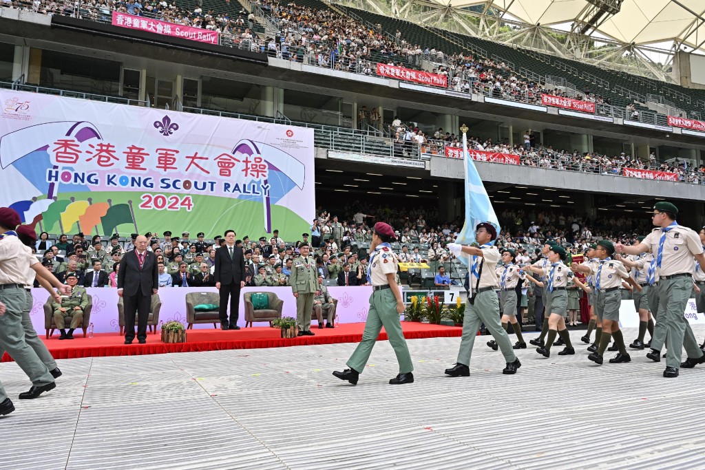 行政長官李家超出席在香港大球場舉行的香港童軍大會操2024。圖示李家超（左二）檢閱步操隊伍。政府新聞處