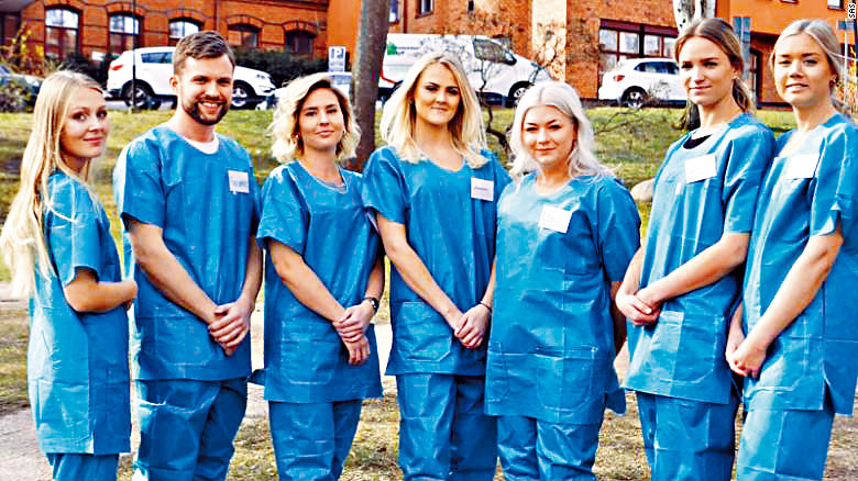 瑞典北歐航空公司空服員接受再培訓，到醫院和療養院協助抗疫。　