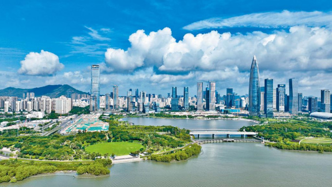 近年来,香港物价高企与居住空间狭小,促使不少打工仔将目光投向一河之隔的内地,寻求性价比更高的生活模式。 近年来,香港物价高企与居住空间狭小,促使不少打工仔将目光投向一河之隔的内地,寻求性价比更高的生活模式。