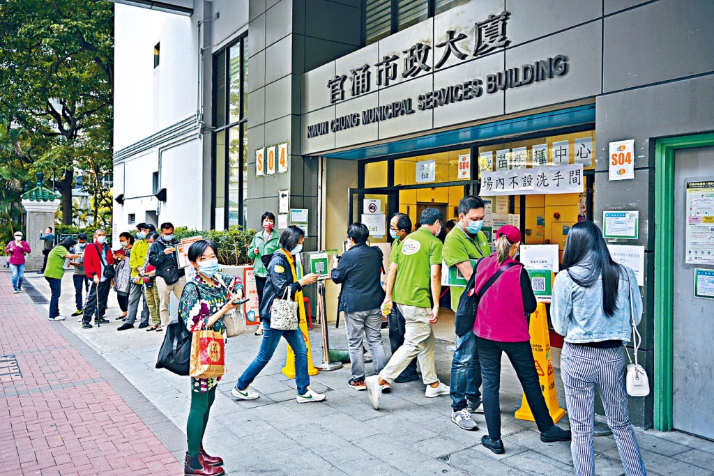 ■因應市民於明年初或需補打第三針，十間社區疫苗接種中心擬下月起延長平日運作時間。