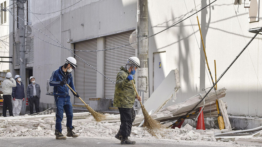 日本官房長官更正地震致死人數為1人。AP