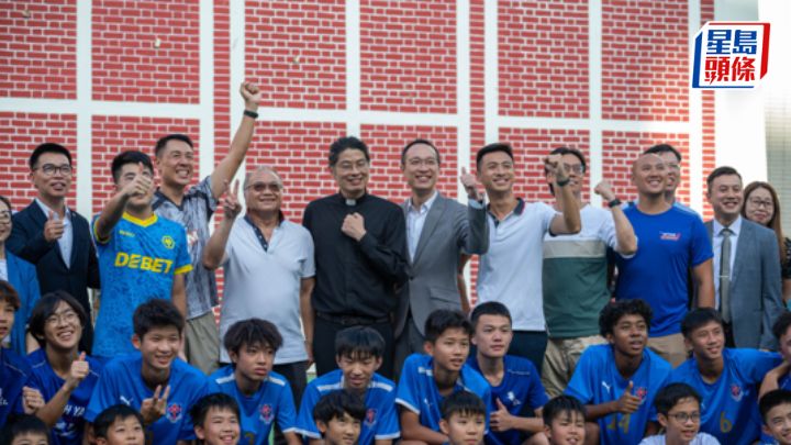 香港華仁書院校友、歷屆師生、足球校隊成員齊參與足球活動。(學校提供)