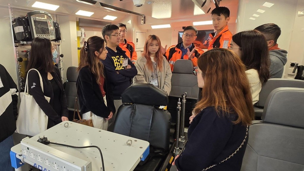 消防處主任級救護人員和前線醫護人員共同研習如何運送危重病人。消防處FB