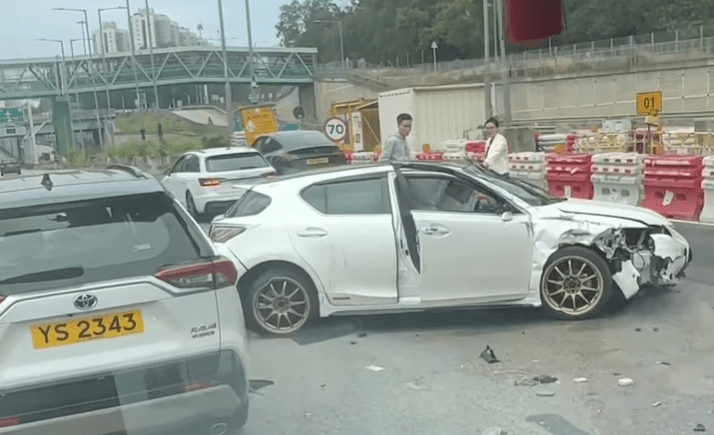肇事私家車車頭損毀。fb：上水人大聯盟