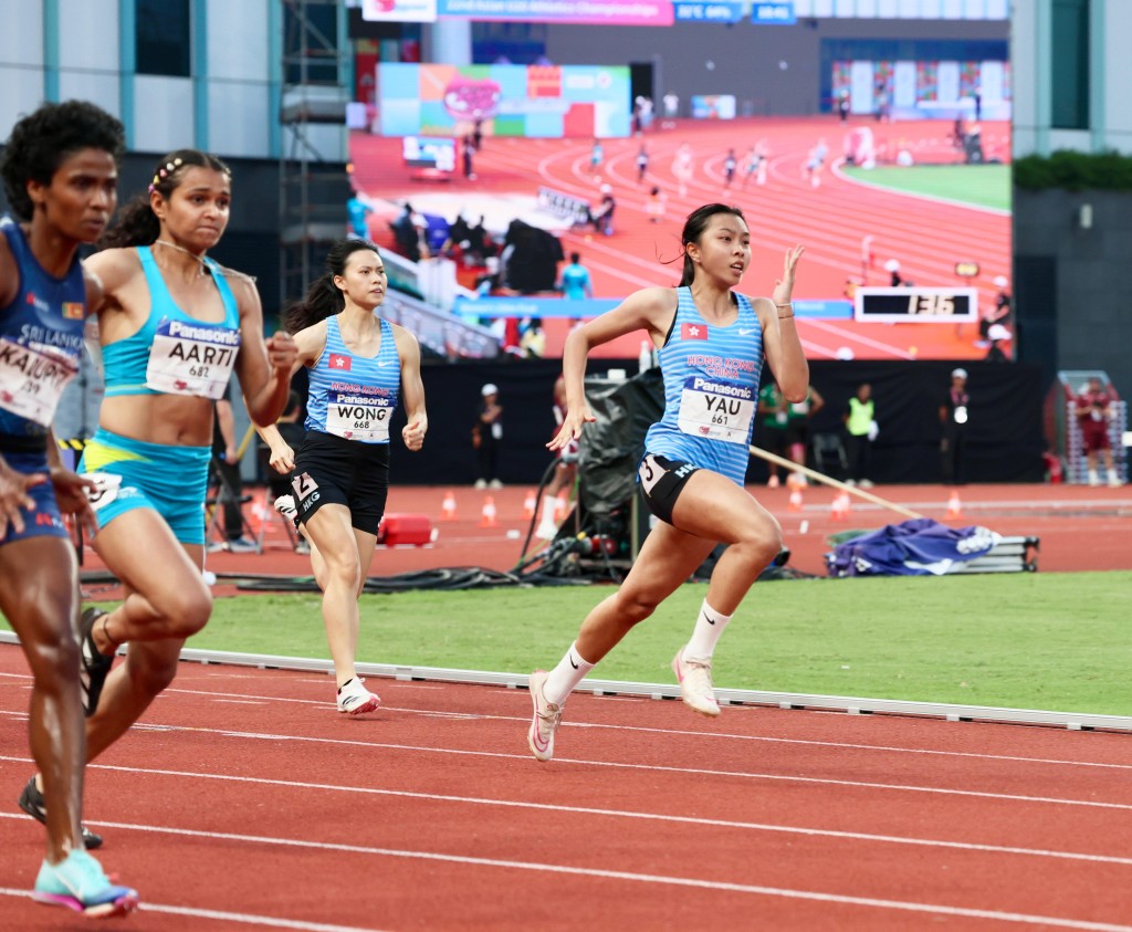 女子200米决赛：邱蒨庭（右一）以24秒36位列第6名，黄韵之（右二）以24秒69位列第7名。徐嘉华摄