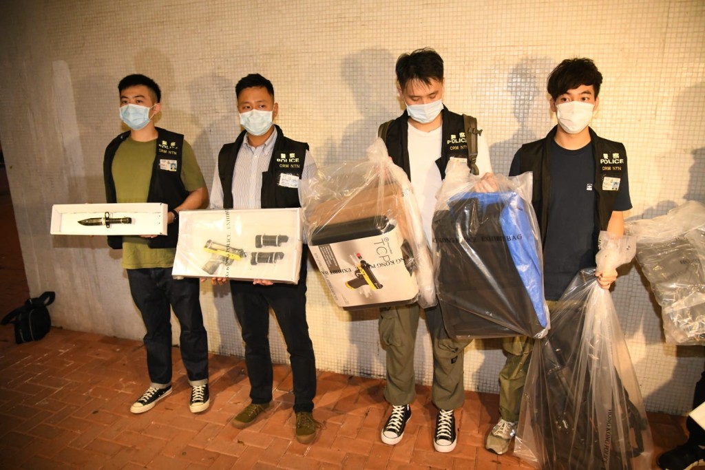 警方檢獲伸縮棍及軍刀等。