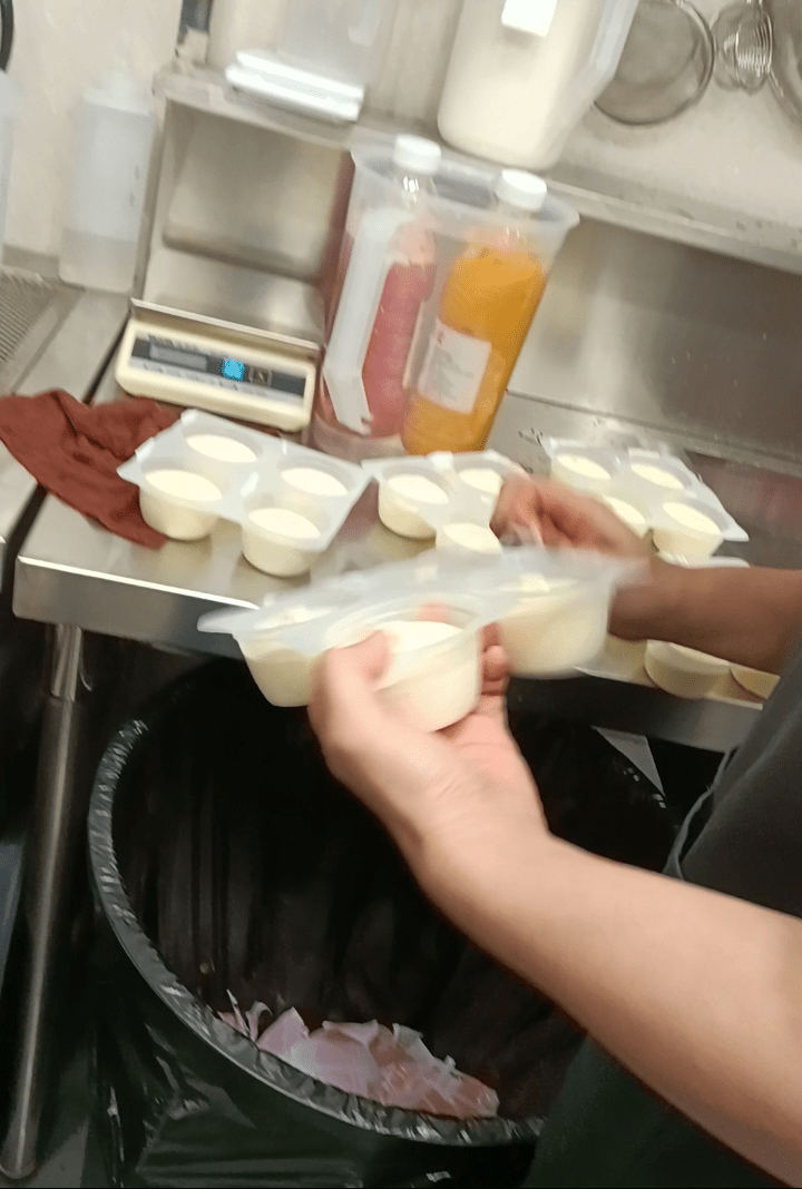 员工被指未规范佩戴口罩、手套，而且佩戴首饰直接徒手制作饮品。