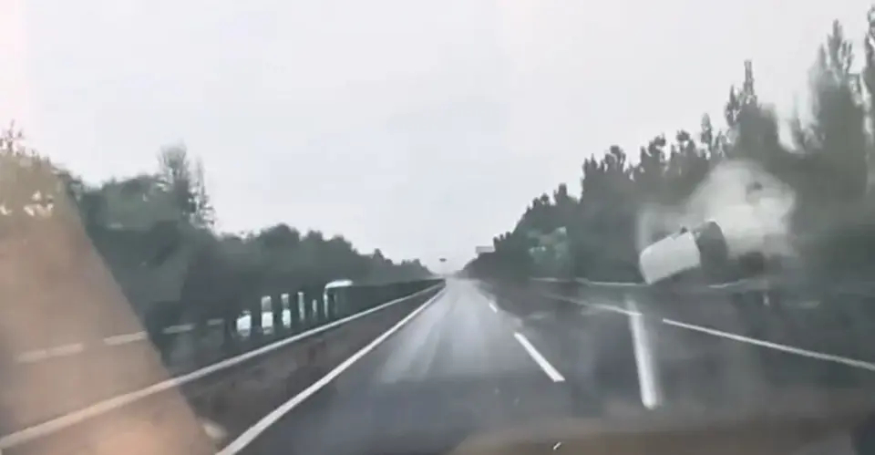 行車紀錄儀拍下SUV疑打滑翻車。大風新聞