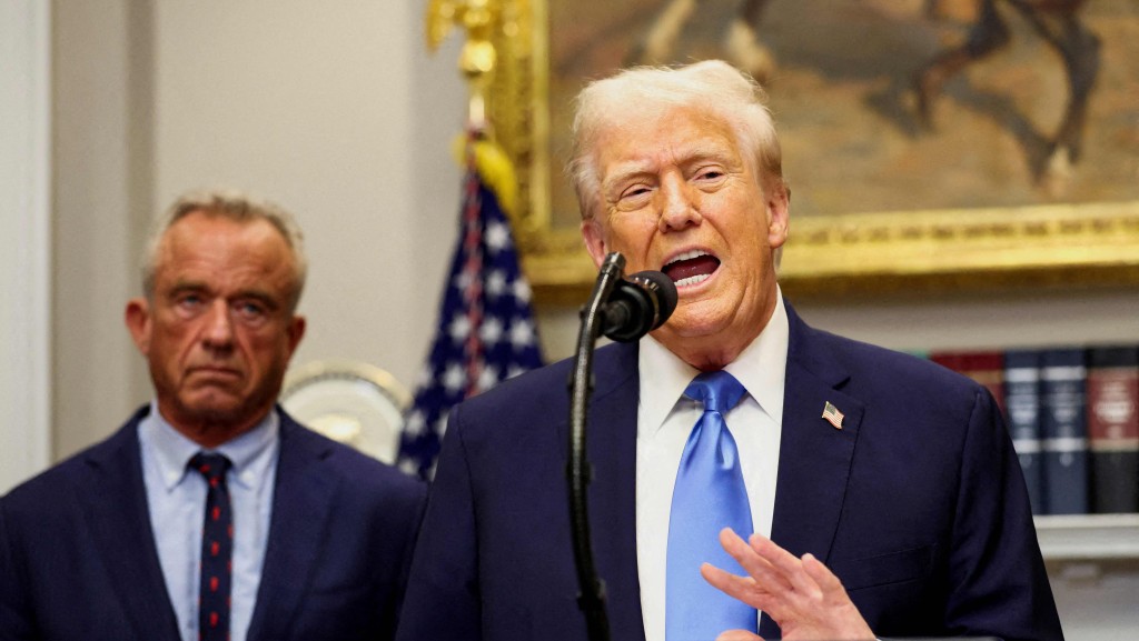 特朗普：伊朗致電冀達成協議 前一天共34艘船通過霍峽。路透社