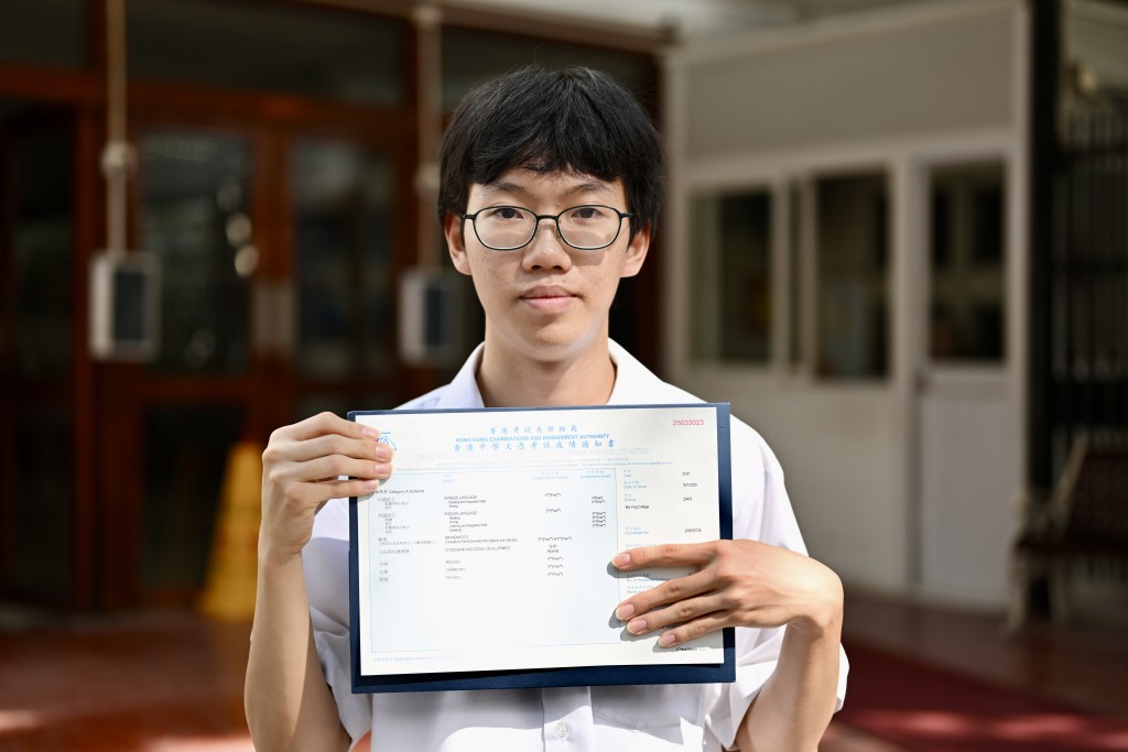 黃柏熹除必修科外,選修科目物理、化學、生物及M2(數學延伸)全數考獲5星星。劉駿軒攝 黃柏熹除必修科外,選修科目物理、化學、生物及M2(數學延伸)全數考獲5星星。劉駿軒攝