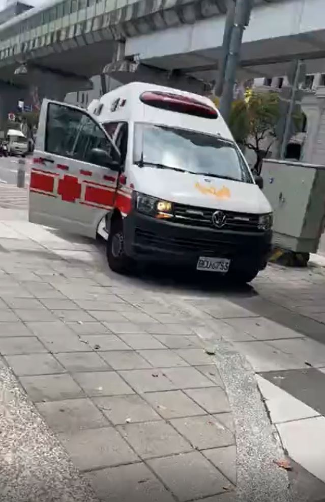 救护车在车站附近戒备。(chinjou_lin@IG)
