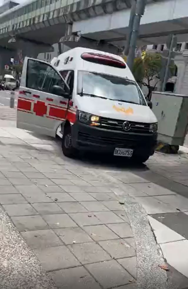 救護車在車站附近戒備。(chinjou_lin@IG)