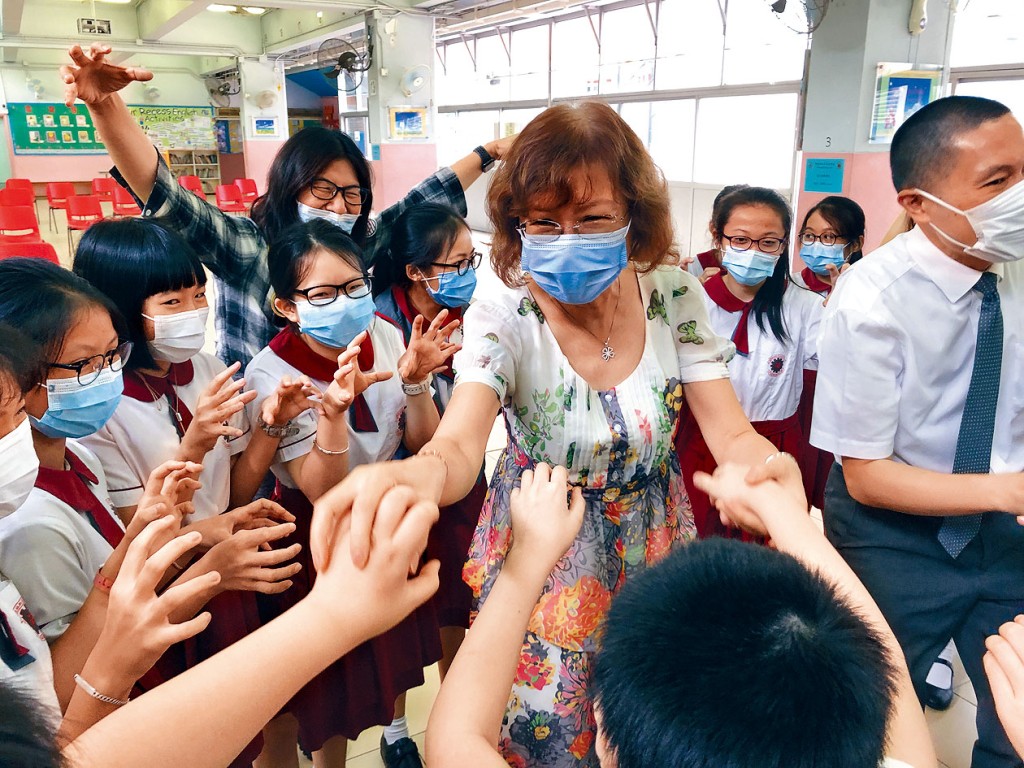 李玉枝指，當學生學會如何大笑時，就能以積極的態度面對逆境。