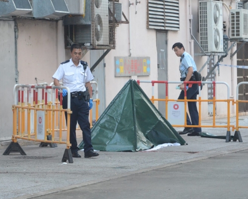 警方以帳篷遮蓋死者遺體。