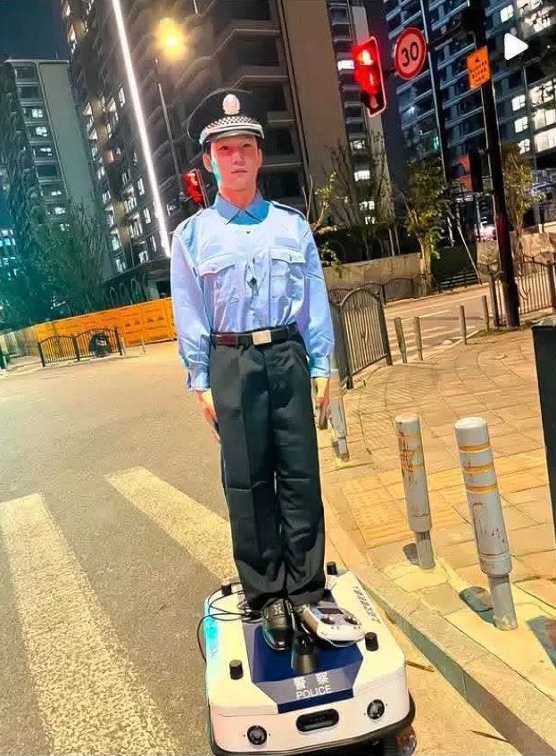 晚上的交管机械人。中时新闻网 晚上的交管机械人。中时新闻网