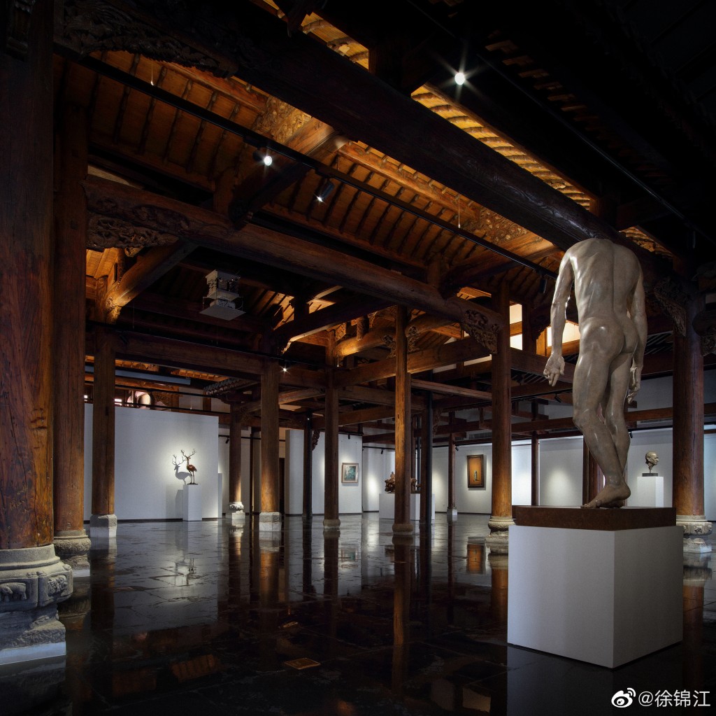 「徐錦江藝術中心」設於北京。