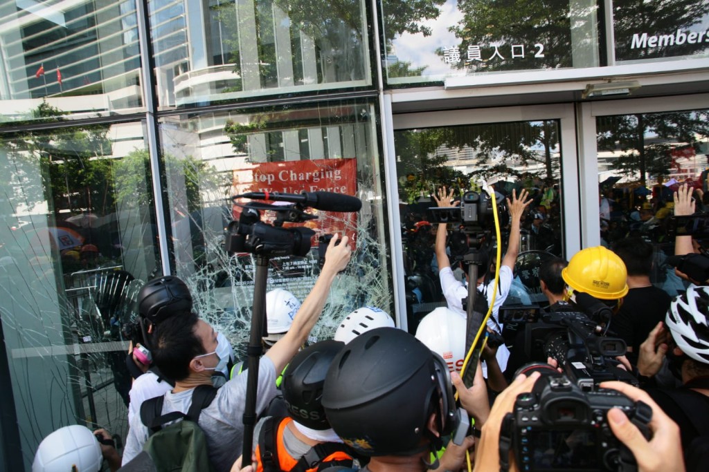 警方向示威者舉起紅旗。