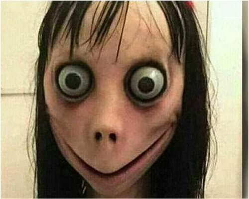 「Momo」是面露詭異微笑樣子恐怖的女孩。網圖