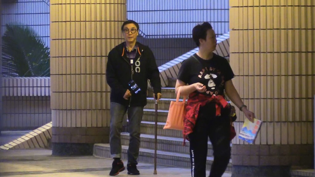 去年初，松哥被本報獨家拍攝到撐拐杖出街，期間出現手震及口齒不清情況。