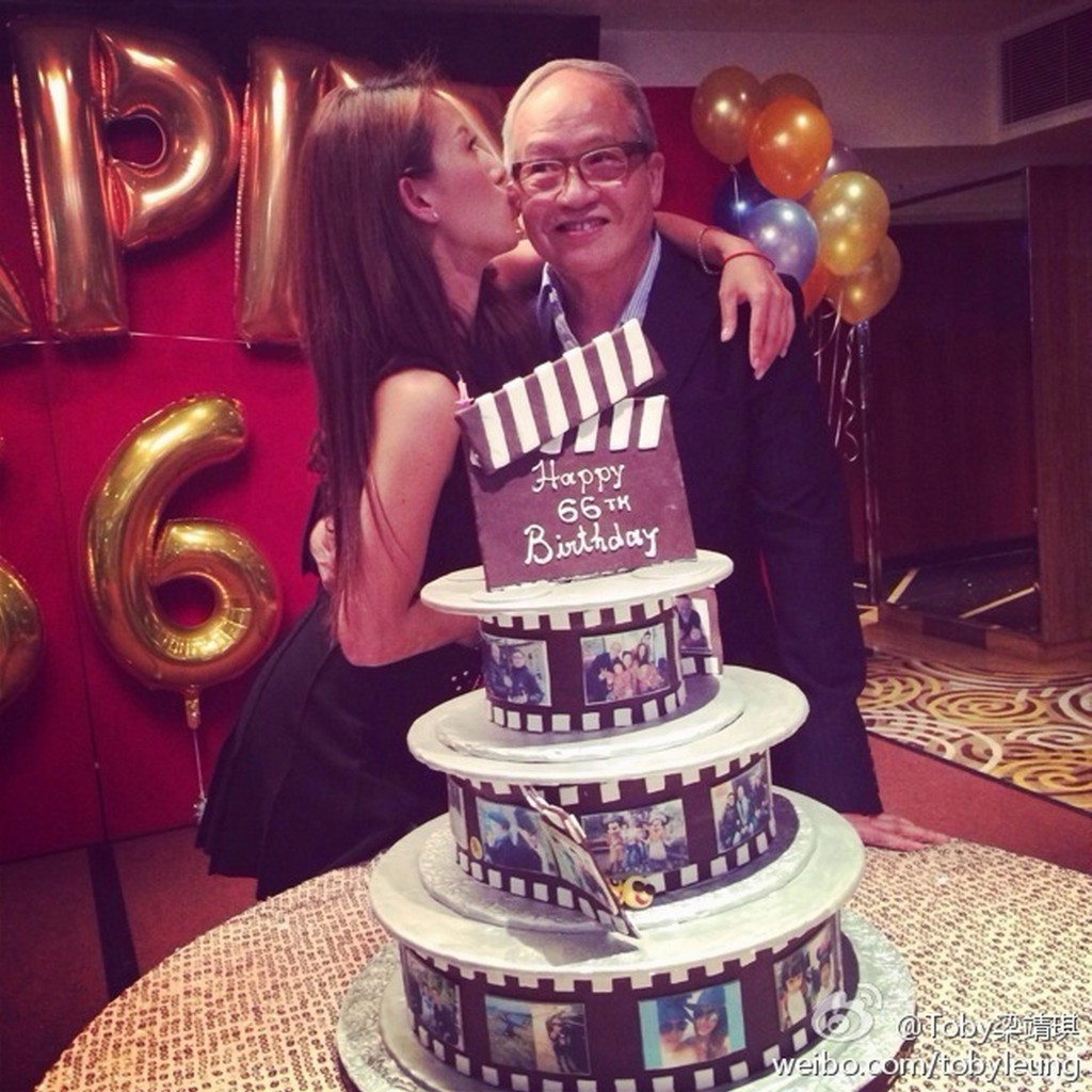 梁家树66岁生日时，爱女梁靖琪为爸爸订大蛋糕。