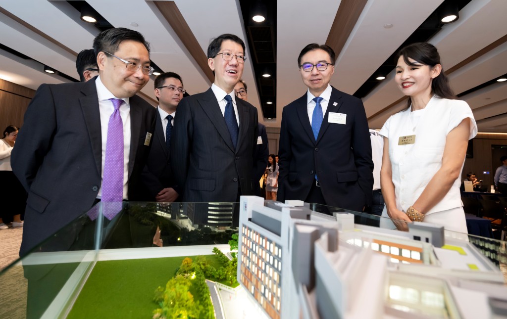 (圖左至右)創新科技署署長李國彬先生、社會福利署署長杜永恒先生、應科院董事局主席李惠光工程師及博愛醫院董事局主席黃曉君女士於「博愛醫院屯門藍地長者護理及護養安老院舍項目」模型前合照。 (圖左至右)創新科技署署長李國彬先生、社會福利署署長杜永恒先生、應科院董事局主席李惠光工程師及博愛醫院董事局主席黃曉君女士於「博愛醫院屯門藍地長者護理及護養安老院舍項目」模型前合照。