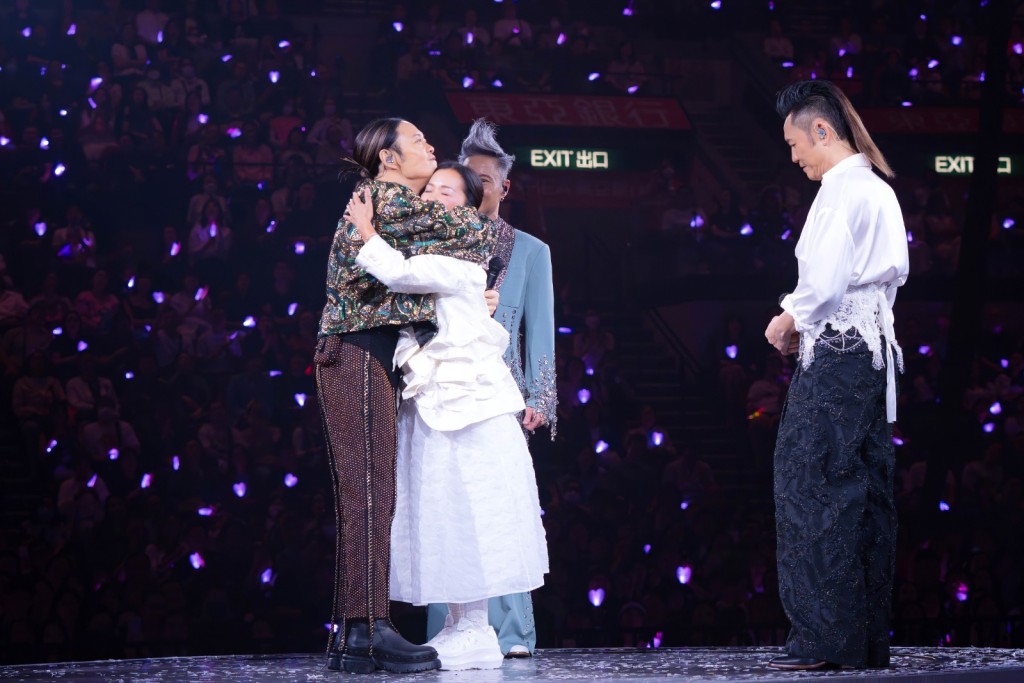 草蜢經理人林珊珊演唱40年前經典金曲《再見Puppy Love》和《戀愛預告》。