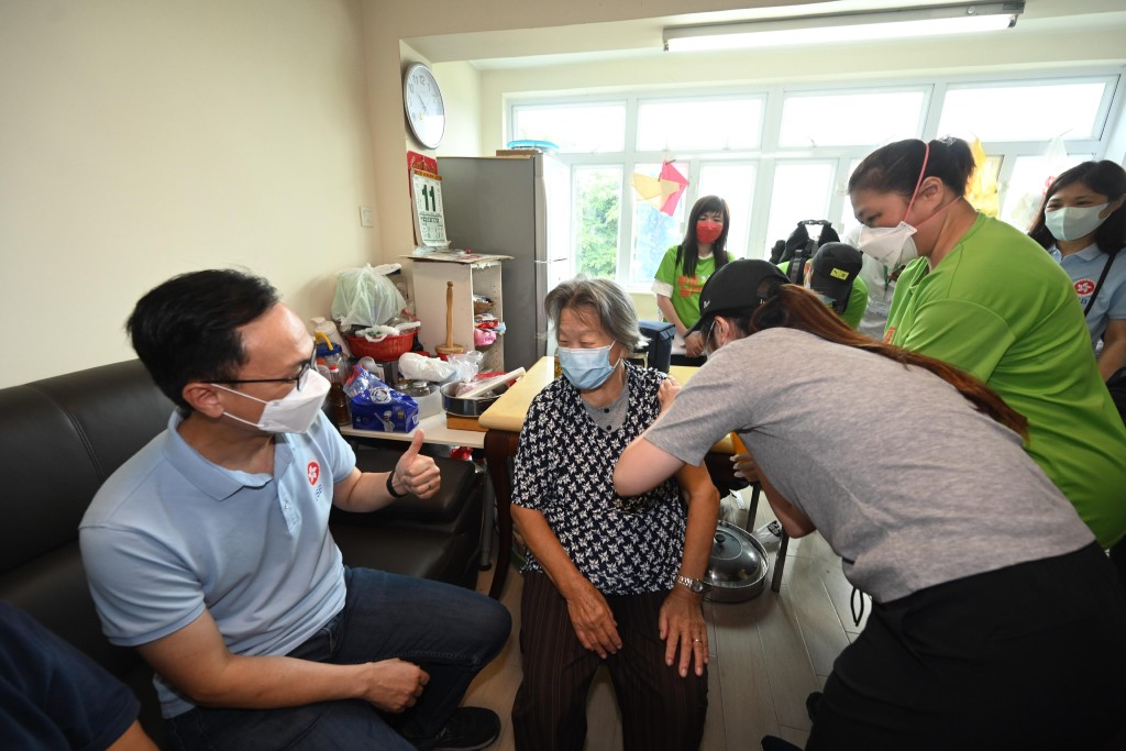 聶德權鼓勵一位居於坪洲的80多歲長者接種第二劑新冠疫苗。