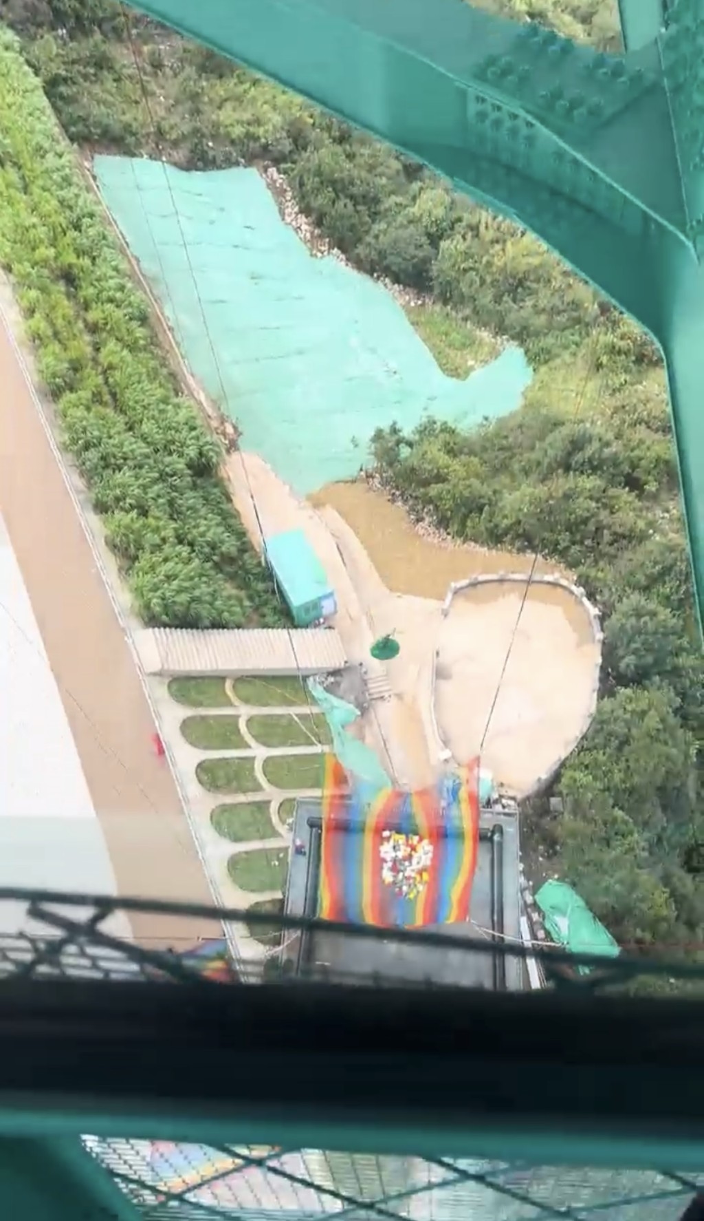 貴州花江峽谷大橋推「無繩笨豬跳」 。抖音@花江峽谷大橋蹦極 貴州花江峽谷大橋推「無繩笨豬跳」 。抖音@花江峽谷大橋蹦極