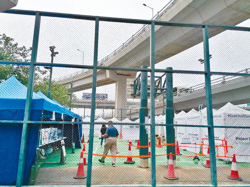 市民在流動核酸檢測站做檢測。