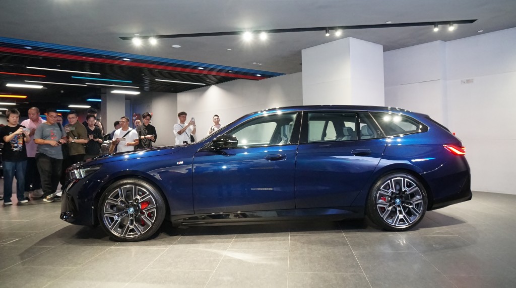 純電動旅行車寶馬BMW i5 M60 xDrive Touring開售：旅行車體積尺碼與房車相同，長5,060mm、闊1,900mm、高1,515mm，比上代顯著加長97mm，闊與高度同見微幅增長。