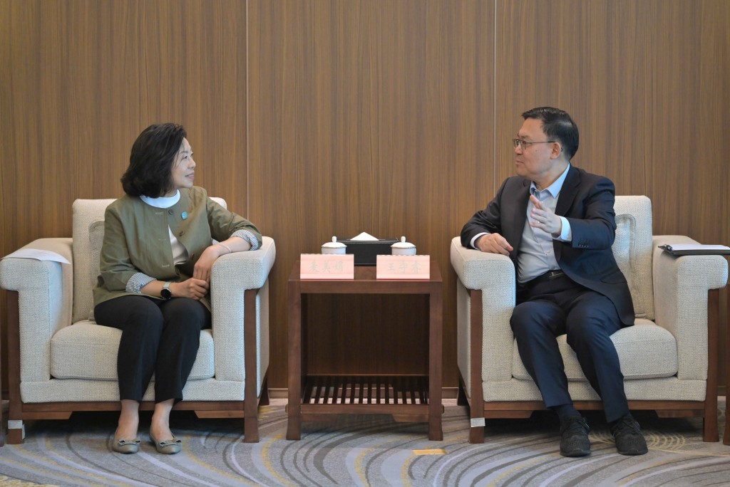 麥美娟(左)與深圳市委常委、深圳市前海深港現代服務業合作區管理局局長王守睿(右)會面。 麥美娟(左)與深圳市委常委、深圳市前海深港現代服務業合作區管理局局長王守睿(右)會面。