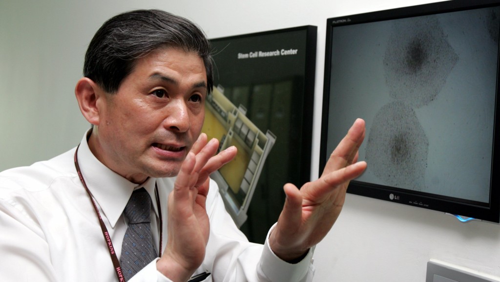  2005，黄禹锡在他的首尔大实验室受访。 路透社