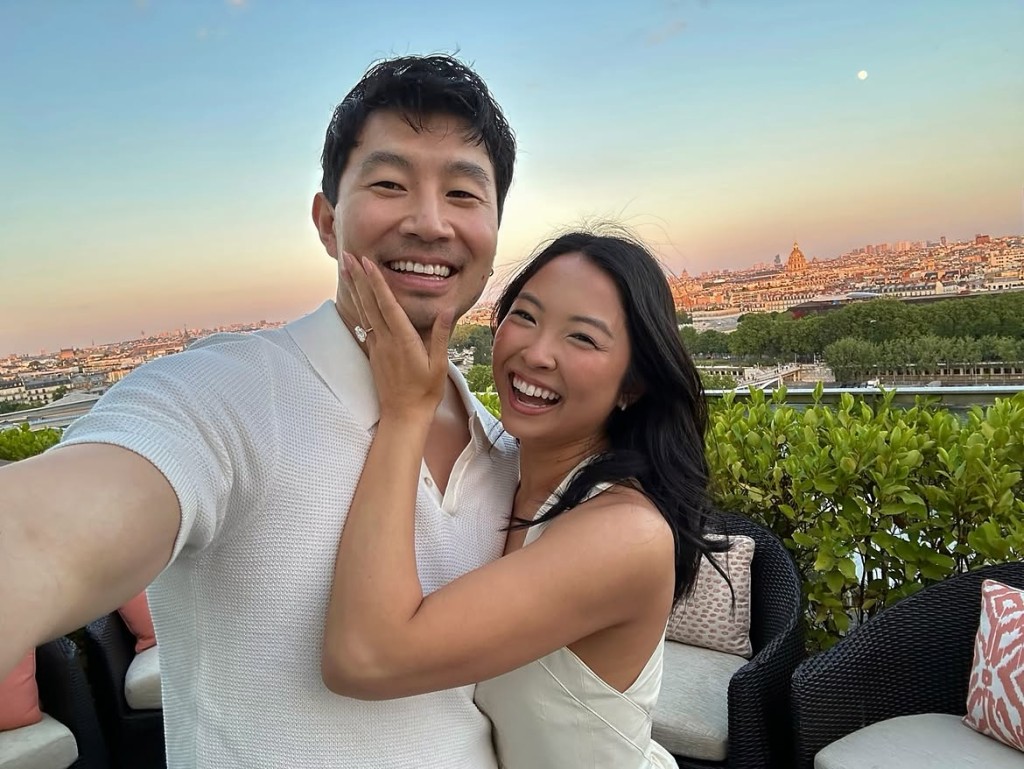Allison Hsu輕撫劉思慕臉頰，一臉甜蜜。