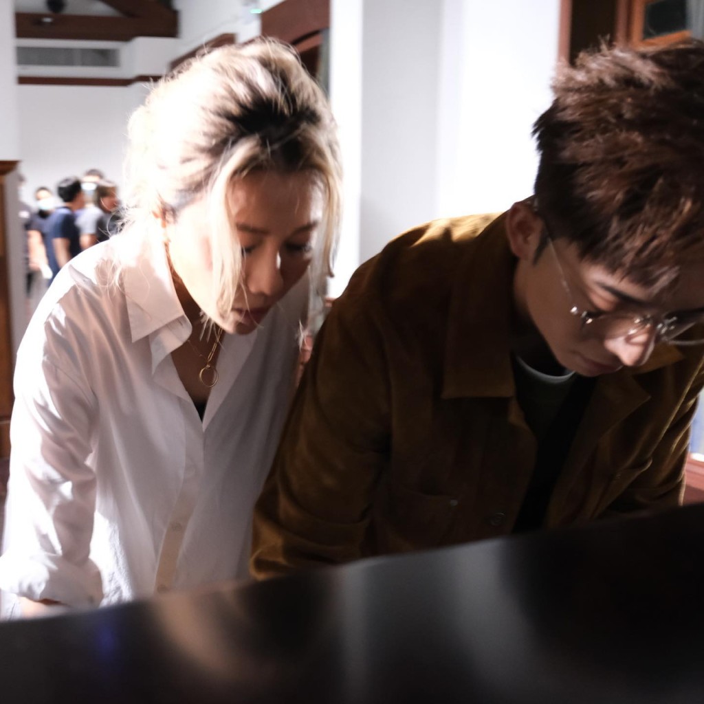 係咪捉住手仔？